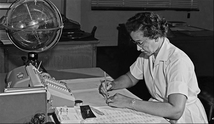 Katherine Goble Johnson calculando em sua mesa, na Nasa