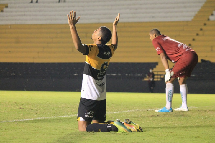 Uilliam Barros comemora gol que abriu o placar contra o Metropolitano (Foto: Celso da Luz / Criciúma EC)