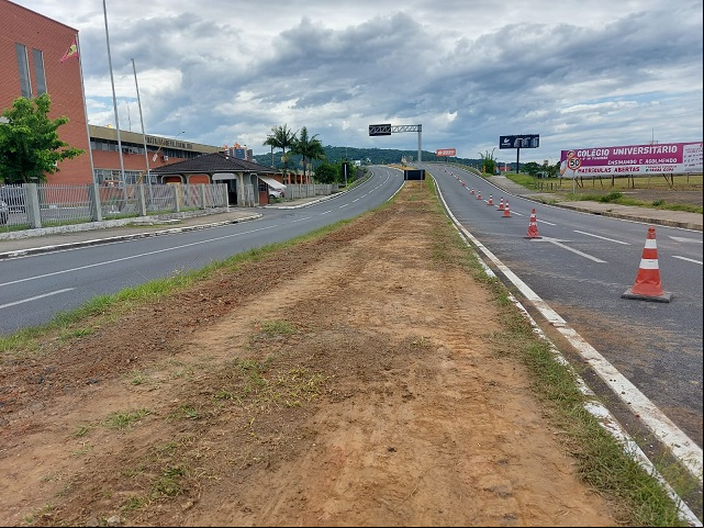 Estrutura para receber fiação está sendo instalada no canteiro da Via Rápida / Foto: Denis Luciano / 4oito