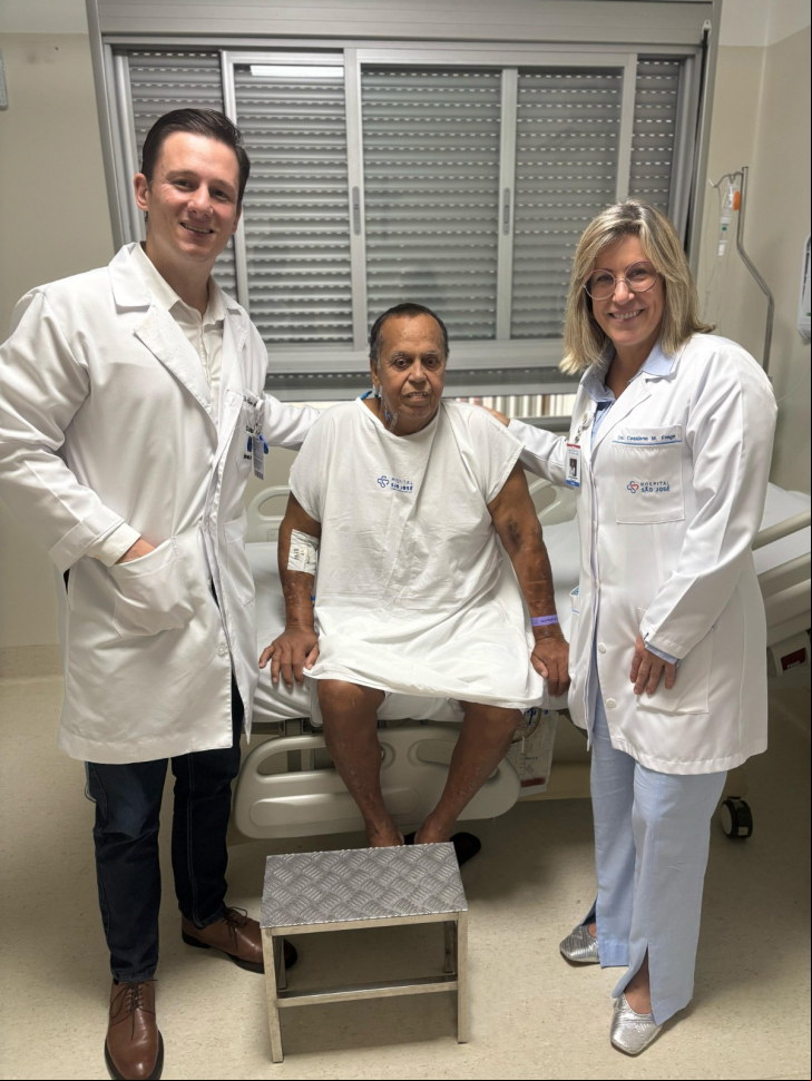 médico nefrologista da equipe do HSJosé Dr. Bruno Fontes Lichtenfels, o paciente Rui José de Oliveira e a médica nefrologista e coordenadora do serviço de transplantes do HSJosé, Dra. Cassiana Mazon Fraga.
