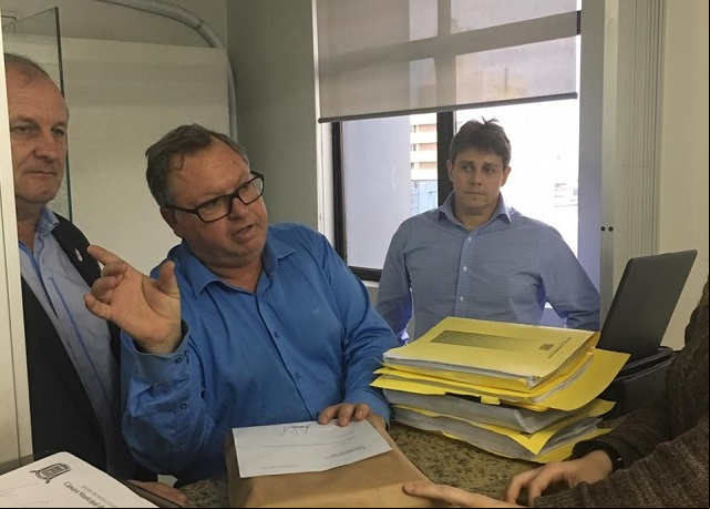 Vereador Ademir Honorato entregando o relatório às 16h47min / Divulgação