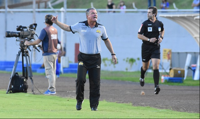 Treinador não culpa somente Fábio Ferreira pelos gols do Londrina e fala em erros coletivos/Foto: Gustavo Oliveira/Londrina EC