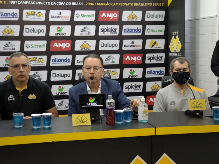 Anselmo Freitas falou antes da coletiva de Tencati (Foto: Heitor Araujo / 4oito)