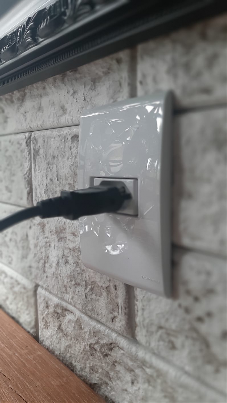 Muitos dos incêndios e choques são resultado de instalações elétricas antigas e inadequadas, excesso de equipamentos numa mesma tomada ou falta de manutenção.