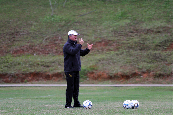 Mazola testou diferentes formações, mas time não está totalmente definido / Foto: Daniel Búrigo / A Tribuna
