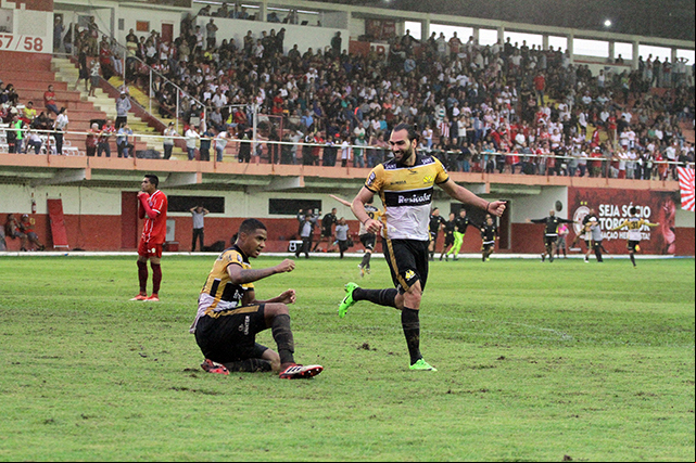 Zagueiro disse ter improvisado na hora da comemoração / Foto: Daniel Búrigo / A Tribuna