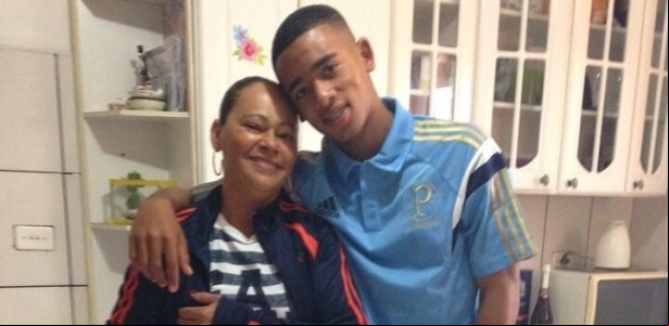 Gabriel Jesus ao lado da mãe, Vera Lúcia