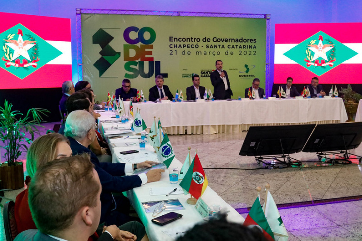 Carlos Moisés informou sobre investimentos em ferrovias em reunião de governadores nesta segunda, em Chapecó / Foto: Maurício Vieira / Secom