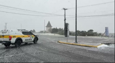 Notícia - Gelo na pista interdita Serra do Rio do Rastro