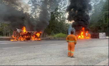 Notícia - Micro-ônibus do Rincão se envolve em grave acidente na BR-282; há mortos e feridos
